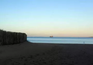 Accès plage le long du chenal de Boyard